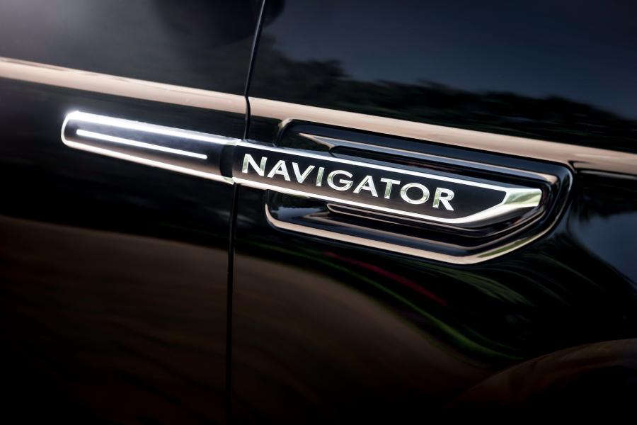 Логотип Lincoln Navigator L Black Label 2017 года  (фото 13 из 27)